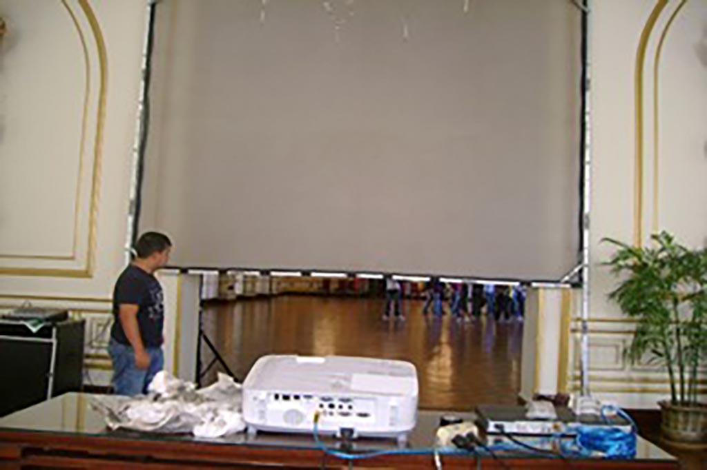 alquiler de pantallas gigantes y proyector multimedia